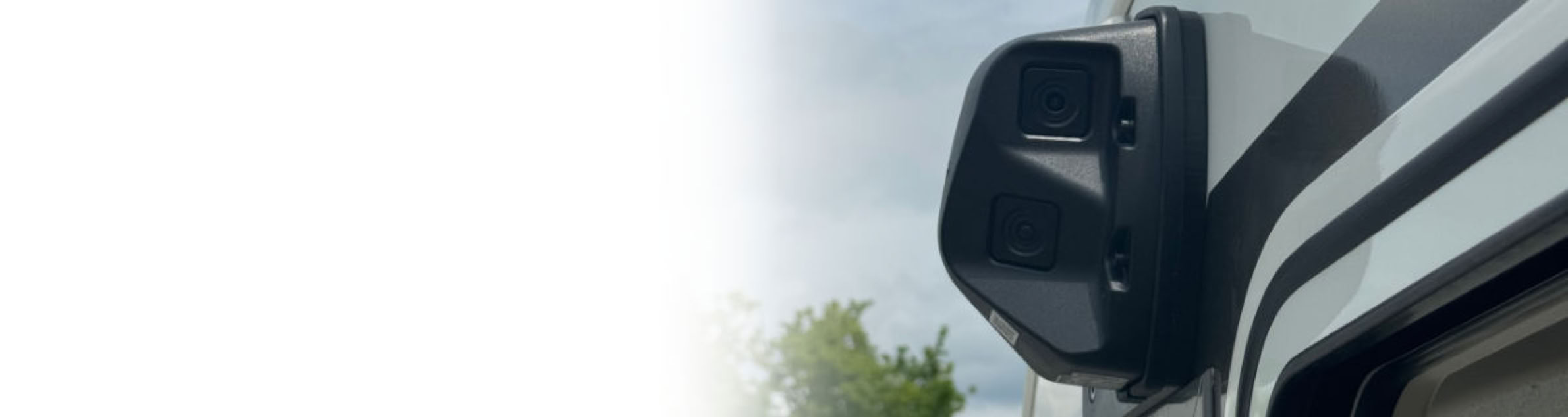 Digitale Außenspiegelkamera mit zwei Kameras am Wohnmobil zur Erfassung unterschiedlicher Sichtbereiche neben und hinter dem Fahrzeug.